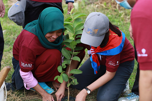 2 students planting a tree